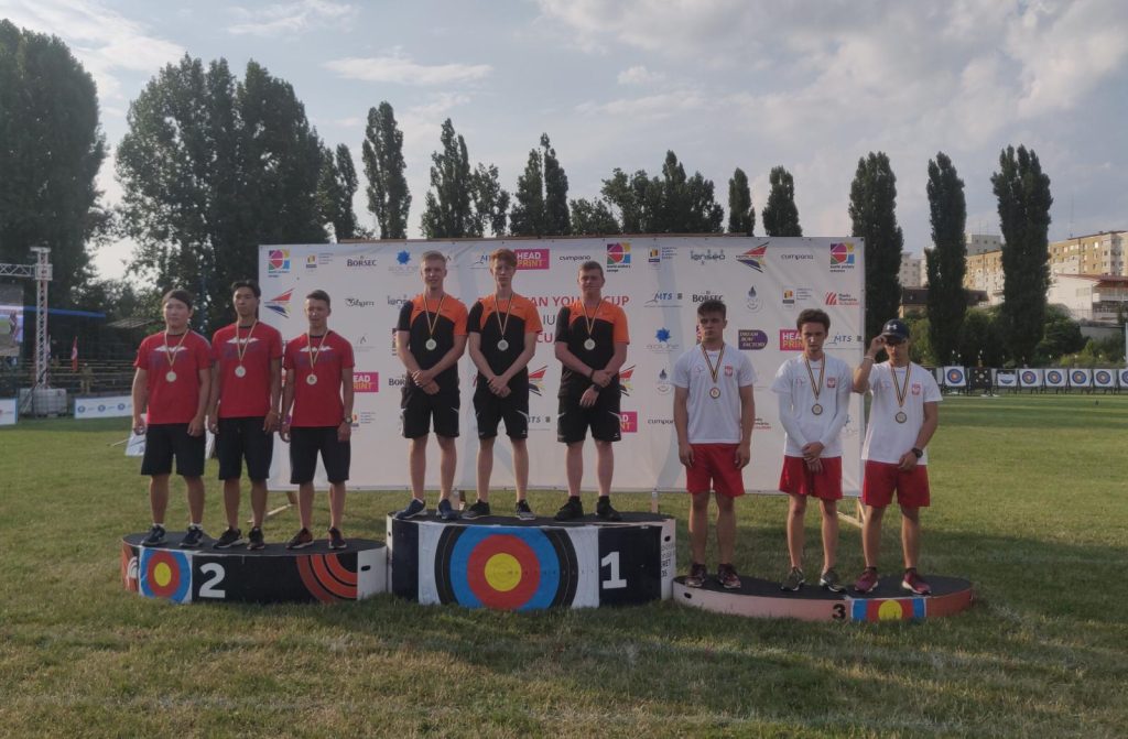 Junior recurve team pakt overtuigend goud in Youth Cup Boekarest