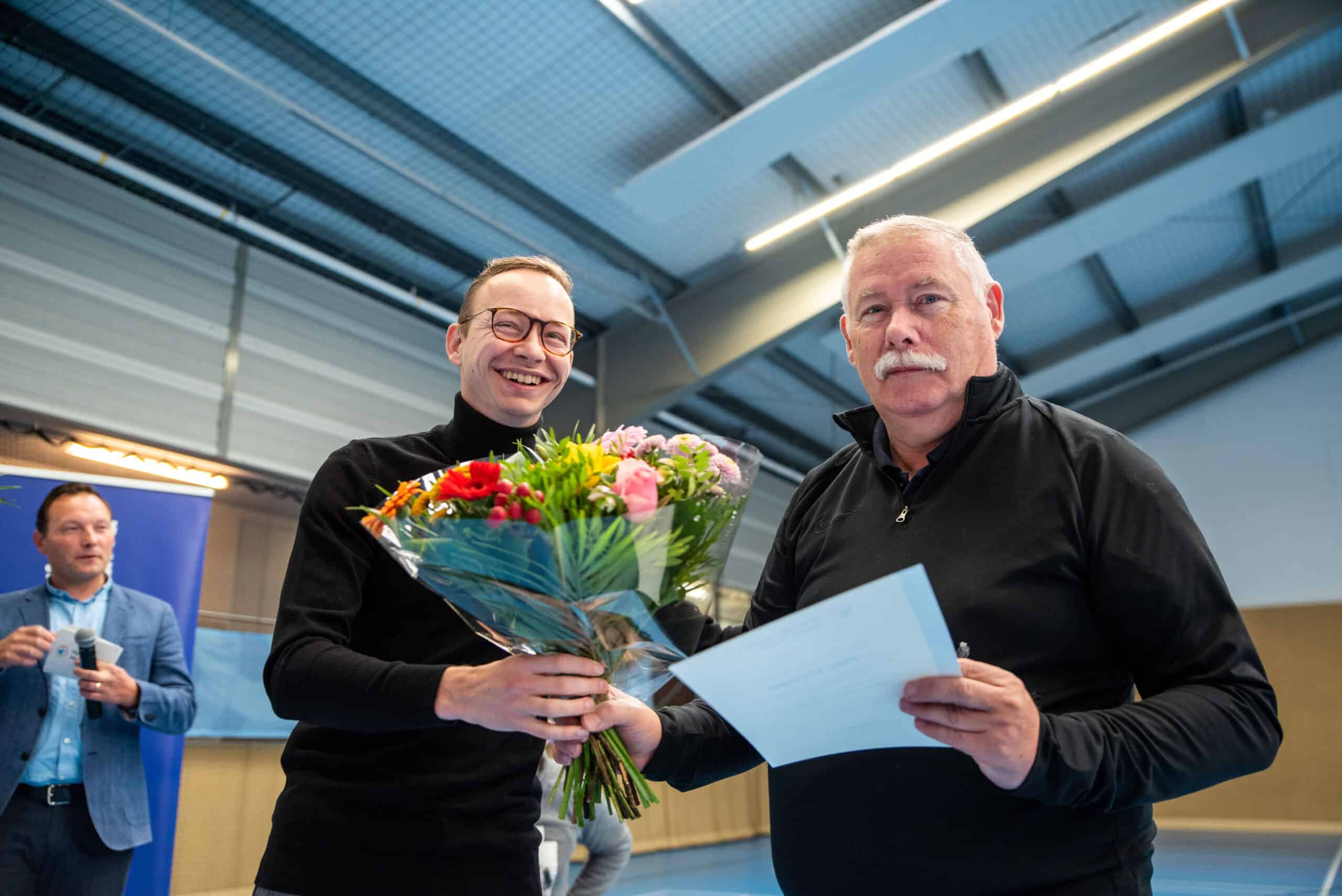 Pier Elzinga ontvangt gouden bondsspeld tijdens Dag van de Handboogsport