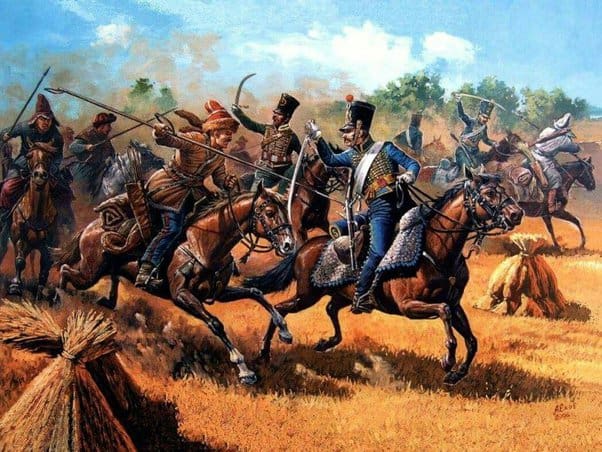 Een historisch tafereel waarop soldaten te paard te zien zijn die verwikkeld zijn in een gevecht in een veld, waarbij sommigen zwaarden hanteren en anderen geweren vasthouden. De lucht is helder, groen is zichtbaar op de achtergrond en een soldaat voert vakkundig handboogschieten uit te midden van de chaos.