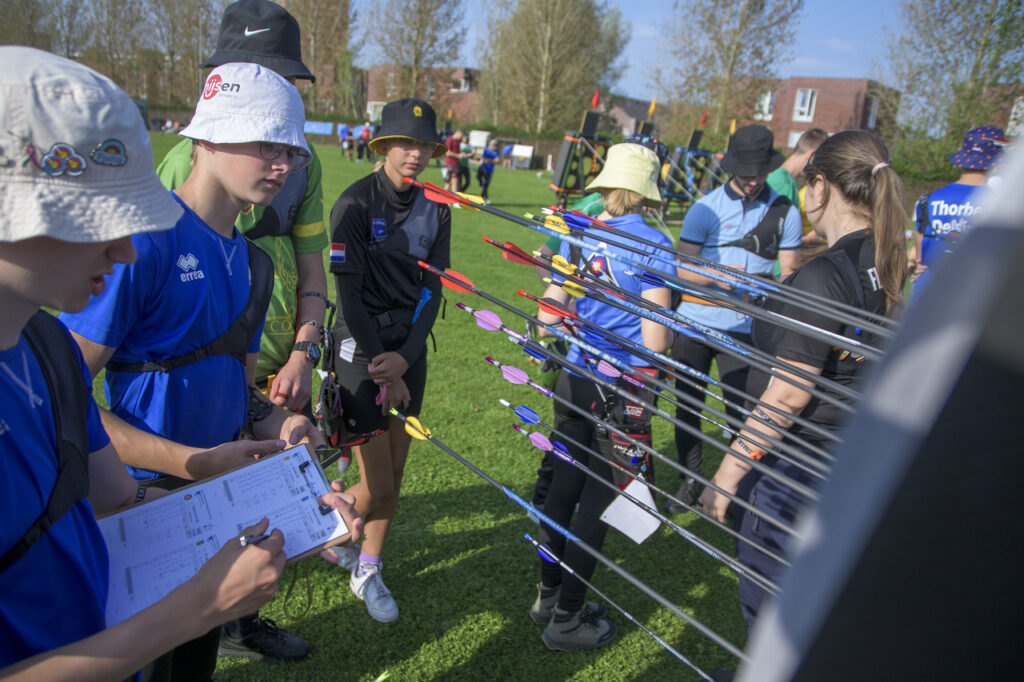 Pijlen vliegen in Hapert: NK Outdoor Jeugd barst los